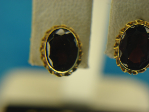 Stunning 14K Yellow Gold Garnet Stud Earrings (1.50 CTW)