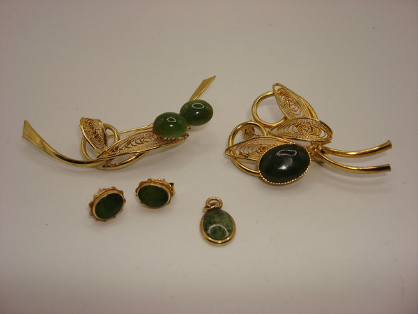 Vintage Jadeite Jewelry Set: Gold-Tone Pins, Earrings & Pendant