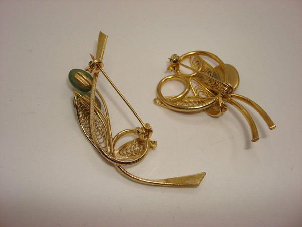 Vintage Jadeite Jewelry Set: Gold-Tone Pins, Earrings & Pendant