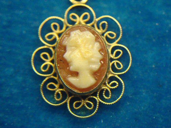 14K Gold Filled Carla Cameo Pendant Necklace - 18 Inch Chain