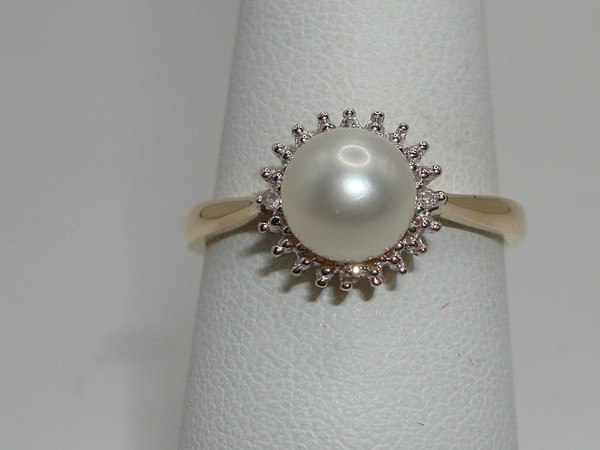 Elegant 14K Gold Pearl & Diamond Accent Ring - Size 7