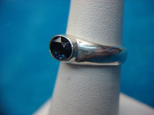 Elegant Sterling Silver Ring with Blue Stone - Size 6 (Pre-Owned)