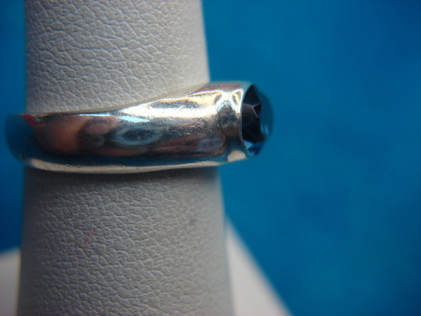 Elegant Sterling Silver Ring with Blue Stone - Size 6 (Pre-Owned)