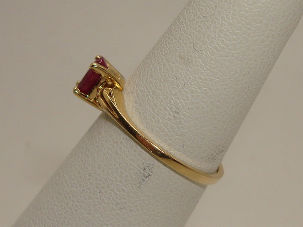 Vintage 14K Solid Gold Ruby Ring (Size 6) -  Radiant Oval Design