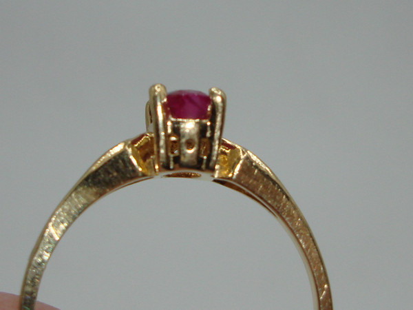 Vintage 14K Solid Gold Ruby Ring (Size 6) -  Radiant Oval Design