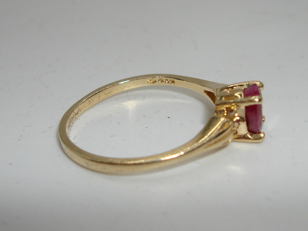 Vintage 14K Solid Gold Ruby Ring (Size 6) -  Radiant Oval Design