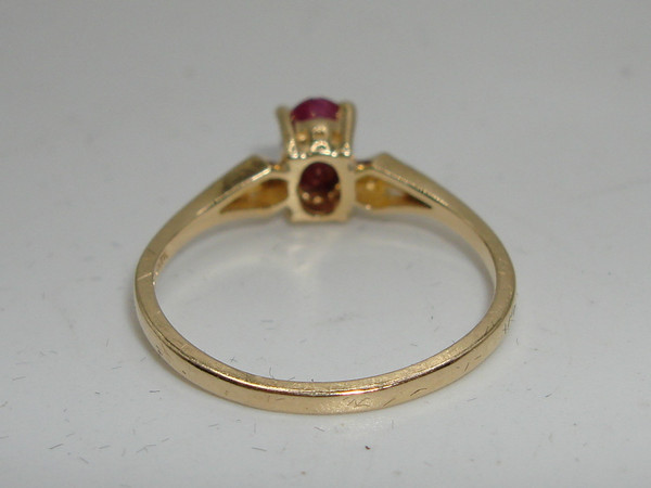 Vintage 14K Solid Gold Ruby Ring (Size 6) -  Radiant Oval Design