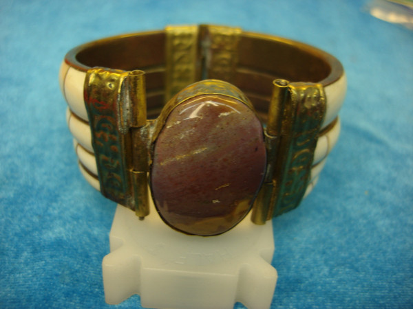 Vintage Hinged Bangle Bracelet - 7.25