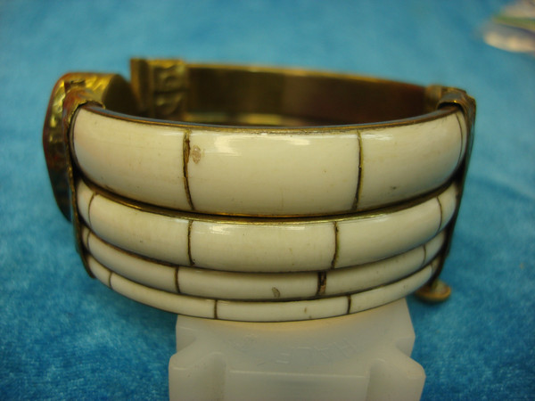 Vintage Hinged Bangle Bracelet - 7.25