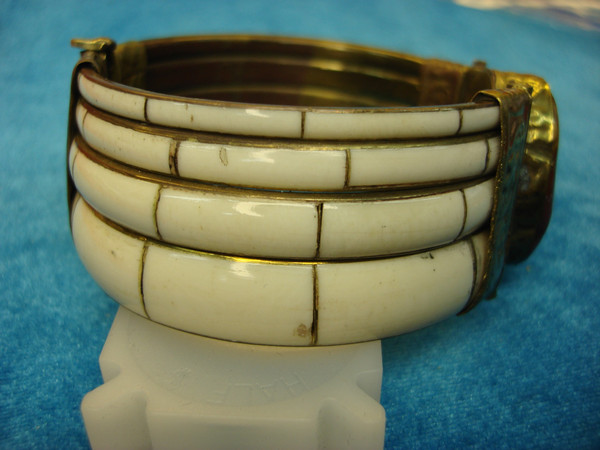 Vintage Hinged Bangle Bracelet - 7.25