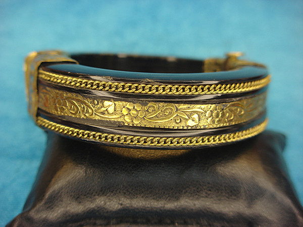 Vintage Hinged Resin Bangle Bracelet - 6.75