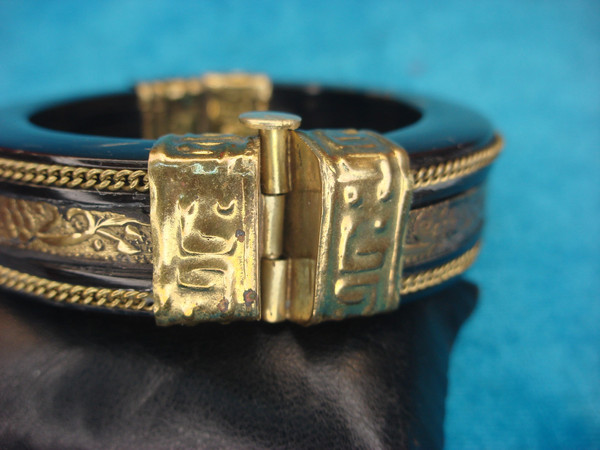 Vintage Hinged Resin Bangle Bracelet - 6.75