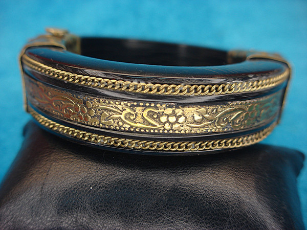 Vintage Hinged Resin Bangle Bracelet - 6.75