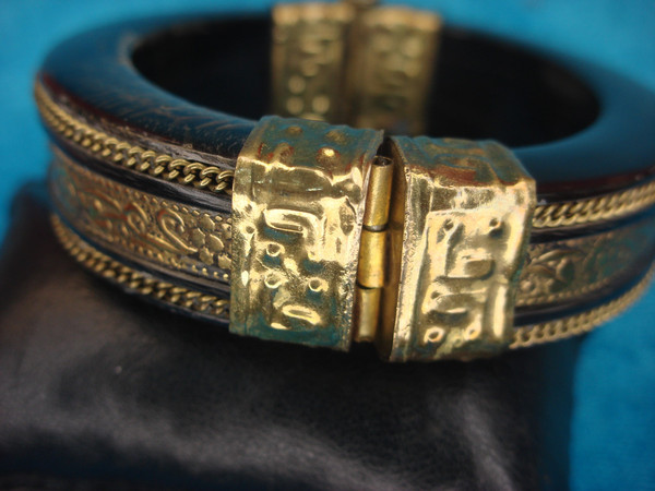 Vintage Hinged Resin Bangle Bracelet - 6.75