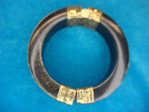 Vintage Hinged Resin Bangle Bracelet - 6.75