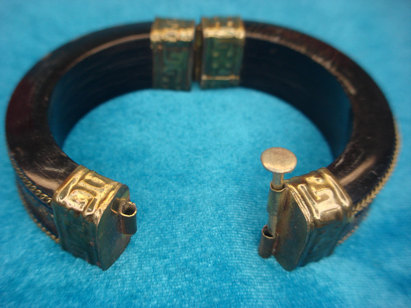 Vintage Hinged Resin Bangle Bracelet - 6.75