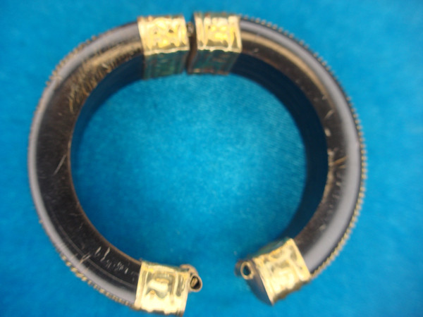 Vintage Hinged Resin Bangle Bracelet - 6.75
