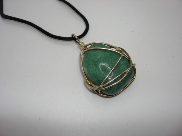 Vintage Artisan-Crafted Jadeite Pendant Necklace - 15.9g Polished Stone