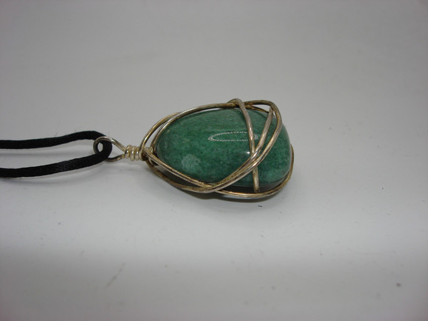 Vintage Artisan-Crafted Jadeite Pendant Necklace - 15.9g Polished Stone
