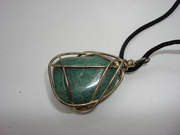 Vintage Artisan-Crafted Jadeite Pendant Necklace - 15.9g Polished Stone
