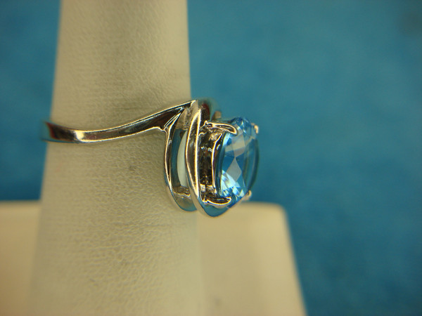 Vintage Sterling Silver Ring with Medium Blue Stone - Size 7