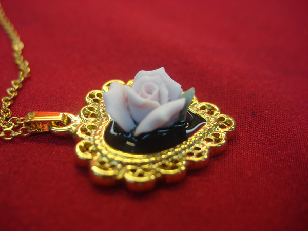 Vintage Style Lavender Rose Heart Pendant Necklace - Gold Tone 18 Inch Chain