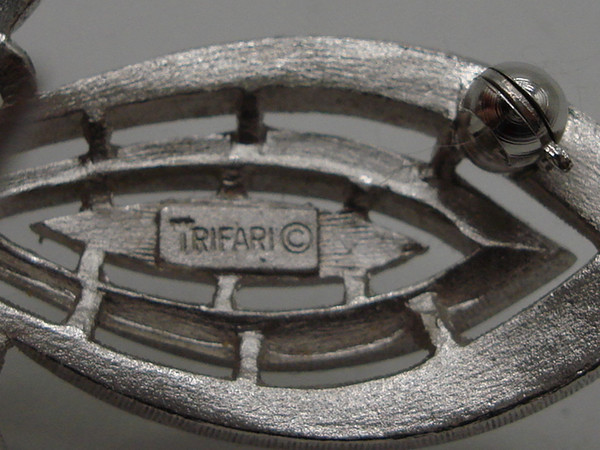 Vintage Crown Trifari Fleur-de-lis Brooch - Brushed Silver, Excellent Condition