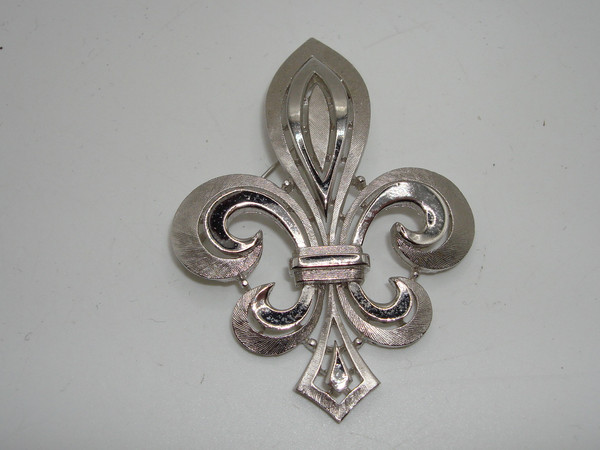Vintage Crown Trifari Fleur-de-lis Brooch - Brushed Silver, Excellent Condition