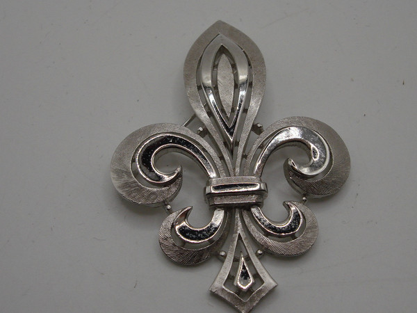 Vintage Crown Trifari Fleur-de-lis Brooch - Brushed Silver, Excellent Condition