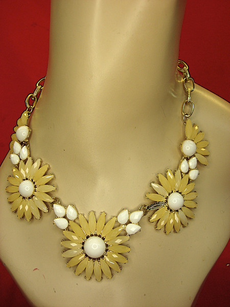 Vintage Gold Tone Floral Necklace - Peach & White Flowers, 16 Inch