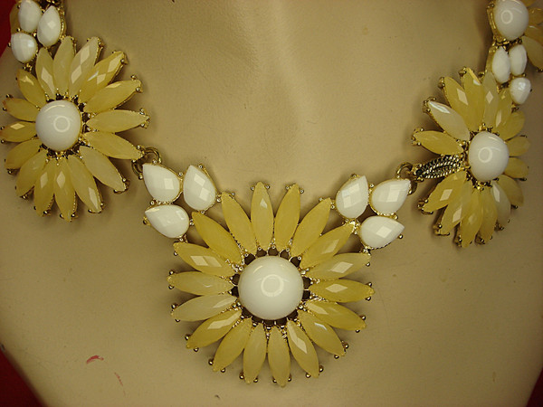 Vintage Gold Tone Floral Necklace - Peach & White Flowers, 16 Inch