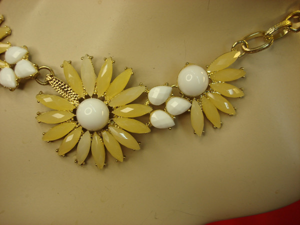 Vintage Gold Tone Floral Necklace - Peach & White Flowers, 16 Inch