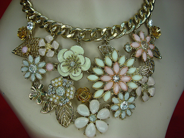 Vintage Gold Tone Flower Necklace - Adjustable 16-19 Inch