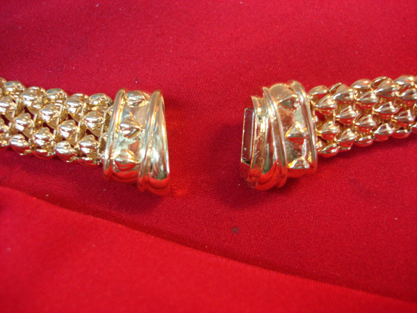 Vintage Gold Tone Magnetic Necklace - 17.5 Inches, Excellent Condition