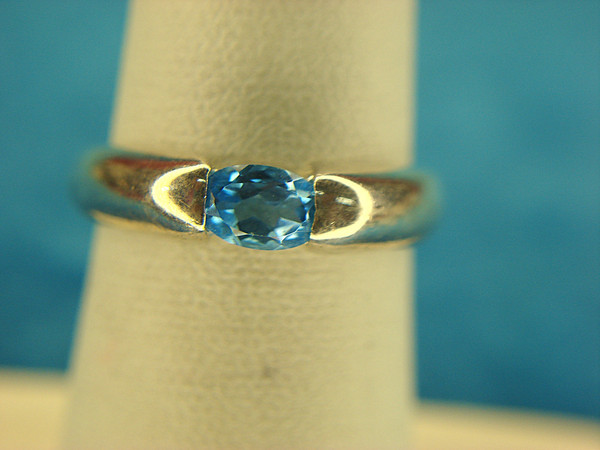 Vintage Sterling Silver Light Blue Stone Ring (Size 6)