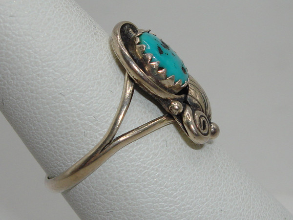 Vintage Navajo Sterling Silver & Turquoise Ring (Size 7)