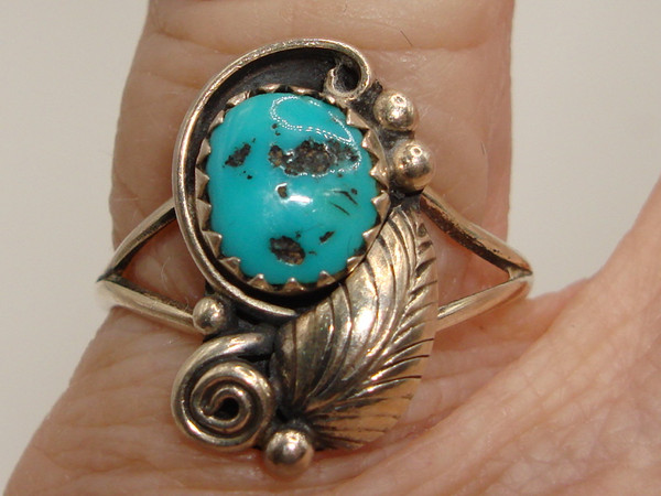 Vintage Navajo Sterling Silver & Turquoise Ring (Size 7)