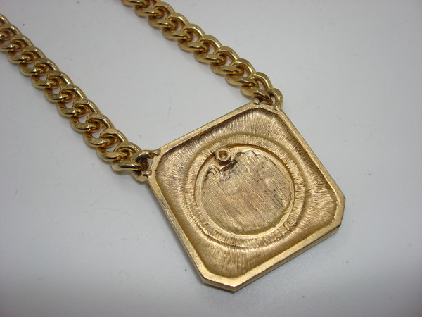 Vintage Elizabeth Taylor Avon Red Enamel Roman Coin Pendant Necklace - Estate Find