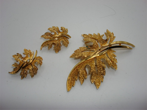 Vintage Crown Trifari Gold Tone Leaf Brooch & Earrings Set - Estate Find, Excellent Condition
