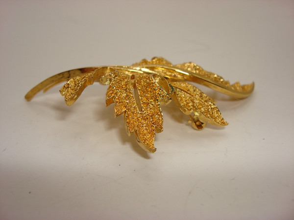 Vintage Crown Trifari Gold Tone Leaf Brooch & Earrings Set - Estate Find, Excellent Condition