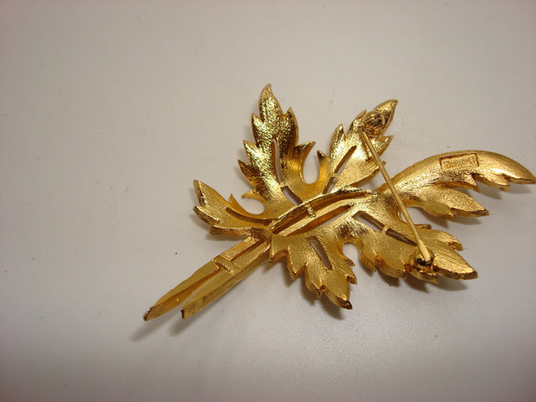 Vintage Crown Trifari Gold Tone Leaf Brooch & Earrings Set - Estate Find, Excellent Condition