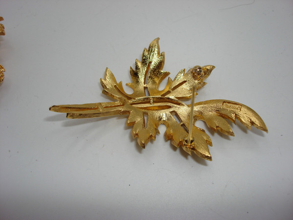 Vintage Crown Trifari Gold Tone Leaf Brooch & Earrings Set - Estate Find, Excellent Condition