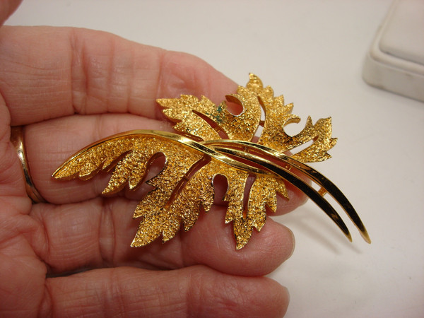 Vintage Crown Trifari Gold Tone Leaf Brooch & Earrings Set - Estate Find, Excellent Condition