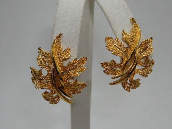 Vintage Crown Trifari Gold Tone Leaf Brooch & Earrings Set - Estate Find, Excellent Condition