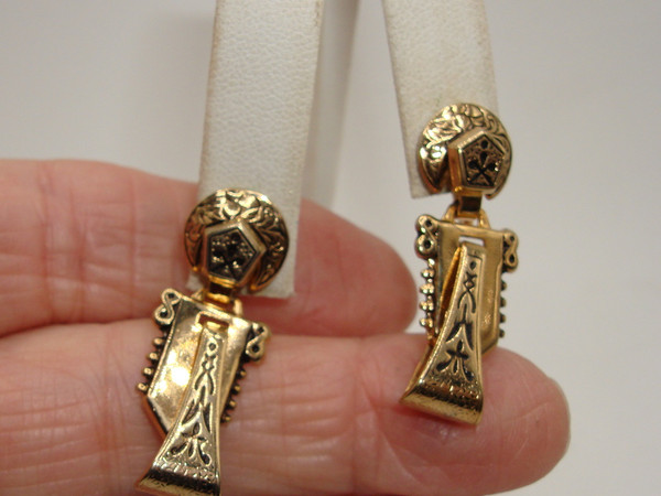 Vintage Victorian Revival Brooch & Earrings Set (1950s-60s) Gold Tone Tailleur d'Épargne