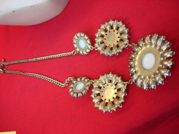 Vintage Gold Tone Floral Necklace - Adjustable 18-21 Inch