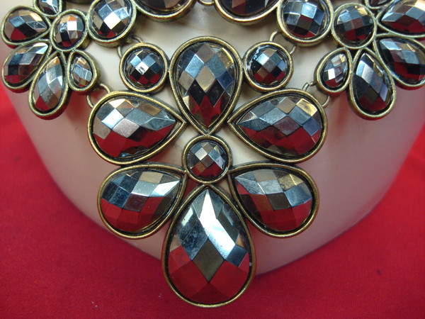 Vintage Gold Tone Floral Necklace with Black Stones - 17-19 Inch