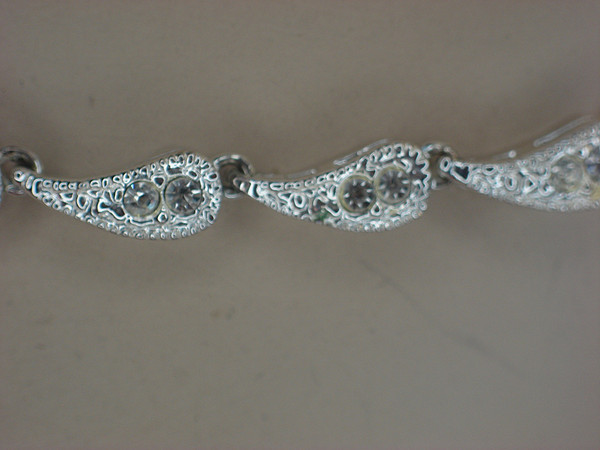 Sparkling Silver Tone Vintage Necklace with Sim Diamonds - 17 Inch