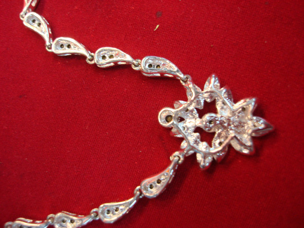 Sparkling Silver Tone Vintage Necklace with Sim Diamonds - 17 Inch