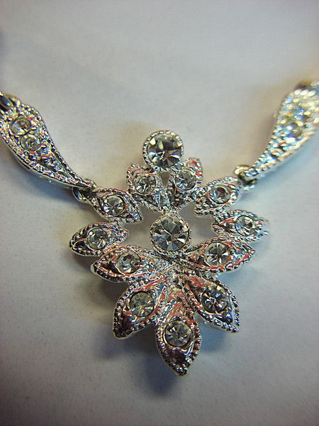 Sparkling Silver Tone Vintage Necklace with Sim Diamonds - 17 Inch